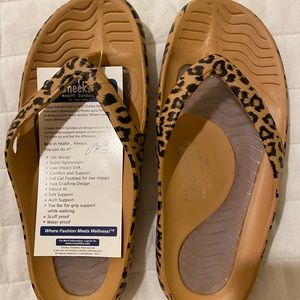 NWT Women’s Cheeks health sandals. Size 6💕